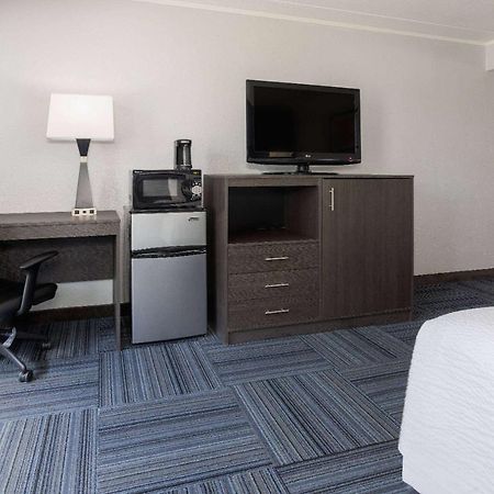 Baymont By Wyndham Appleton Hotel Bagian luar foto