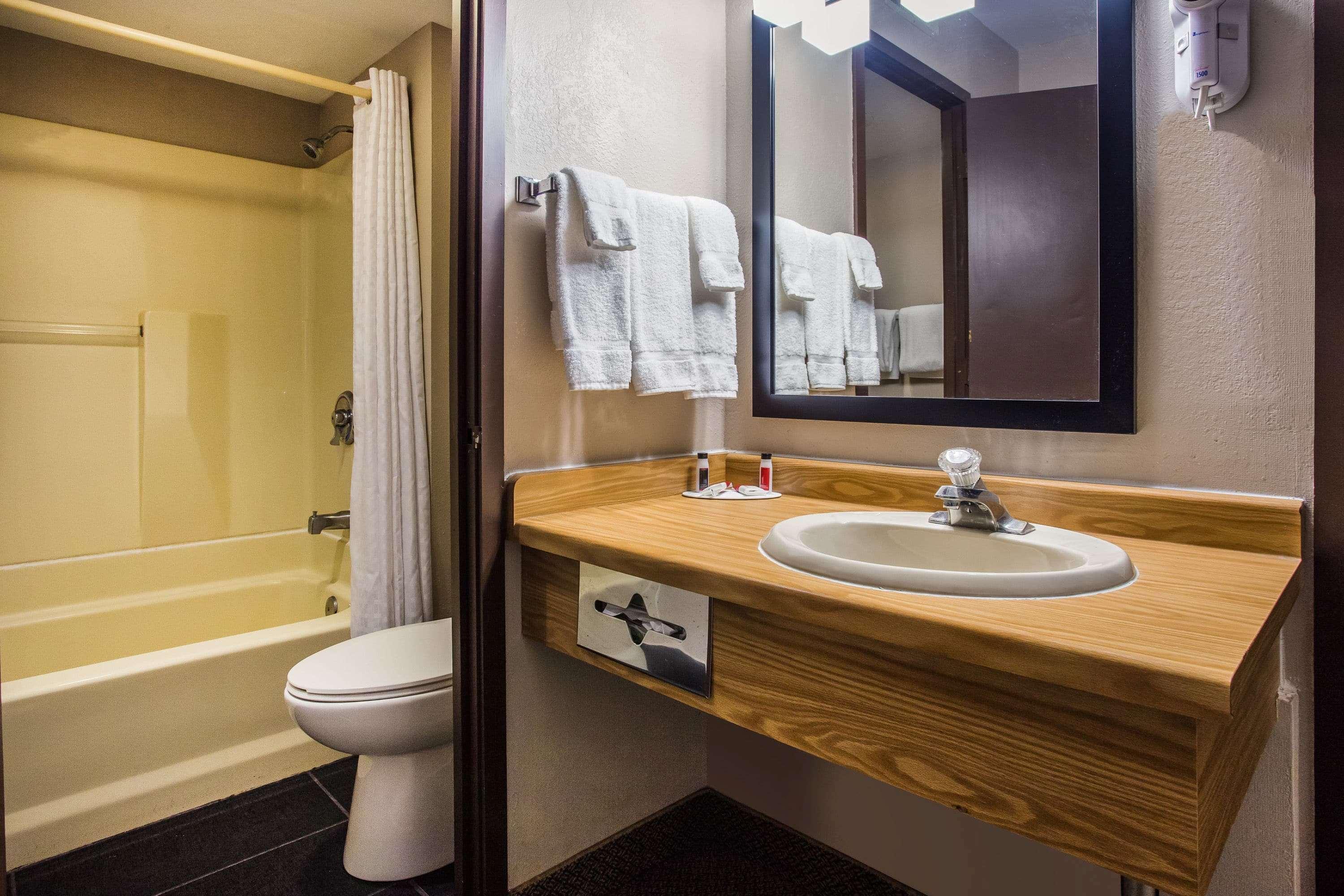 Baymont By Wyndham Appleton Hotel Bagian luar foto