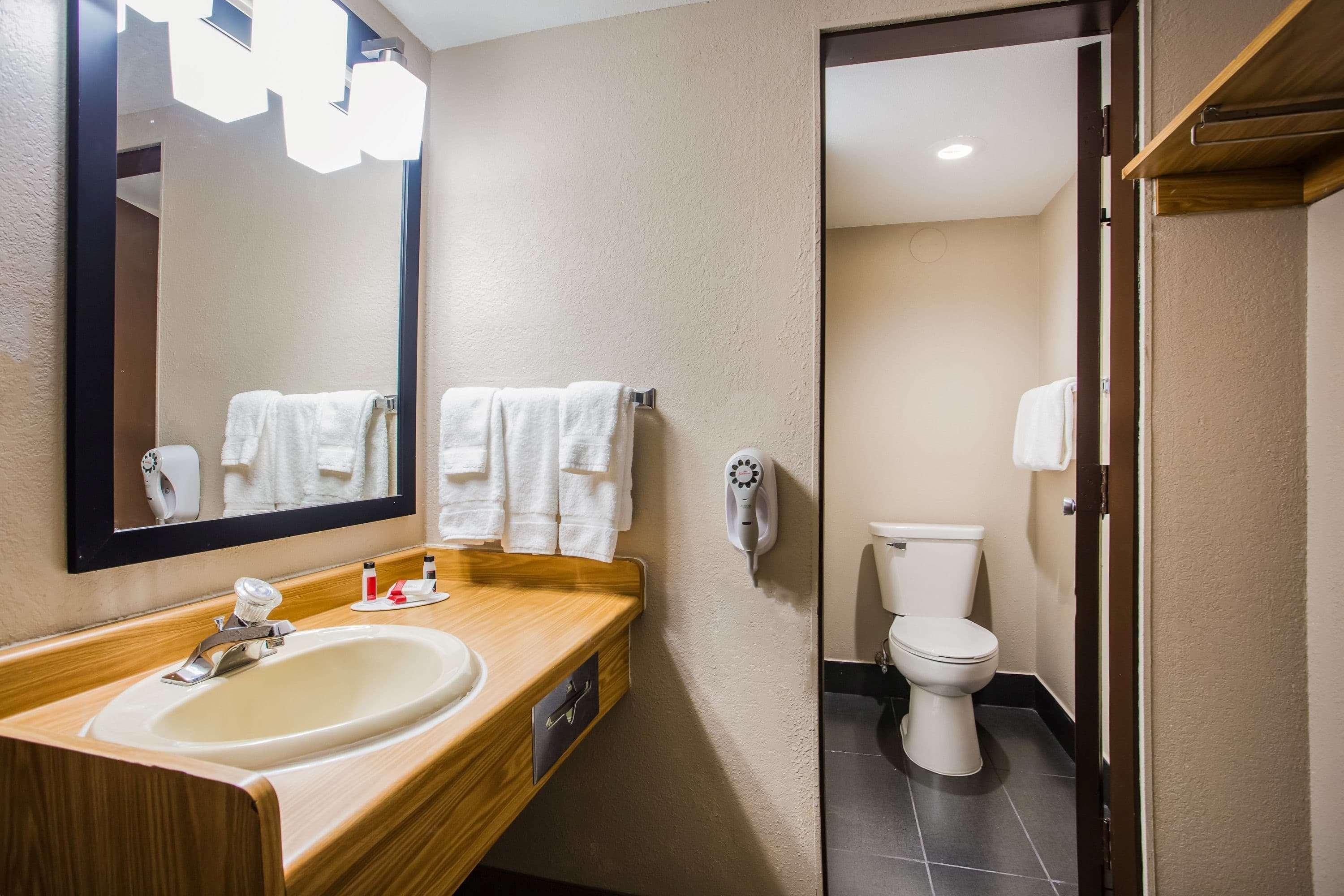 Baymont By Wyndham Appleton Hotel Bagian luar foto