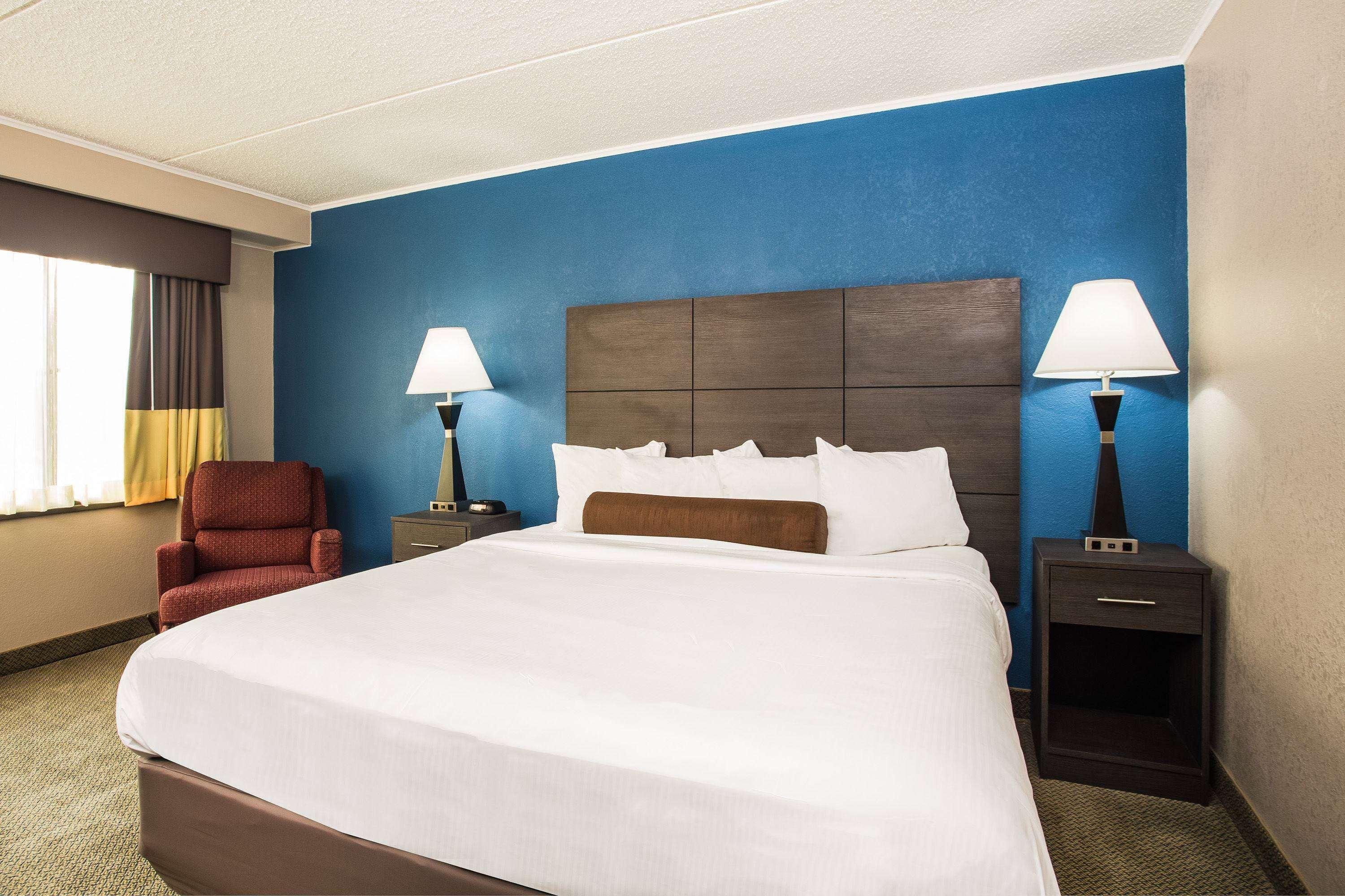 Baymont By Wyndham Appleton Hotel Bagian luar foto