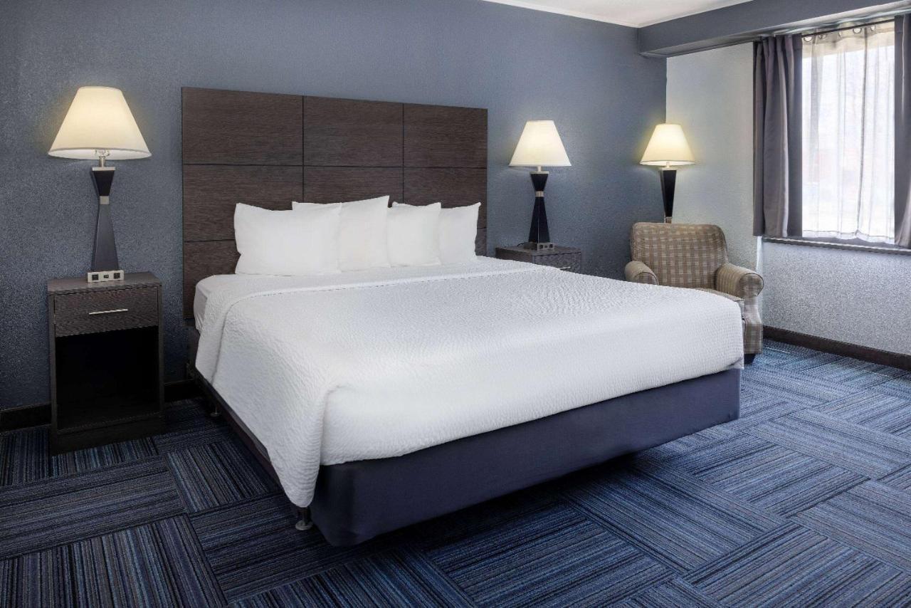 Baymont By Wyndham Appleton Hotel Bagian luar foto