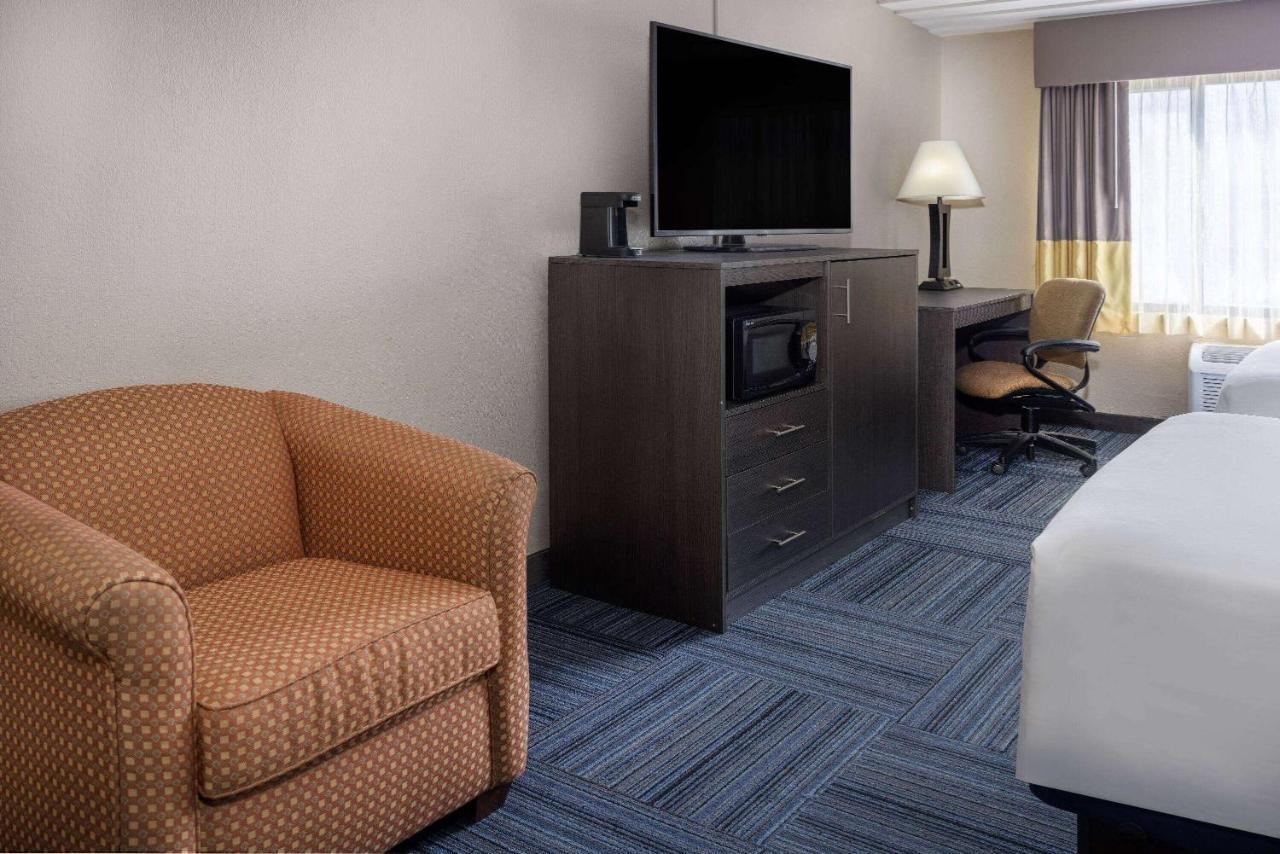 Baymont By Wyndham Appleton Hotel Bagian luar foto