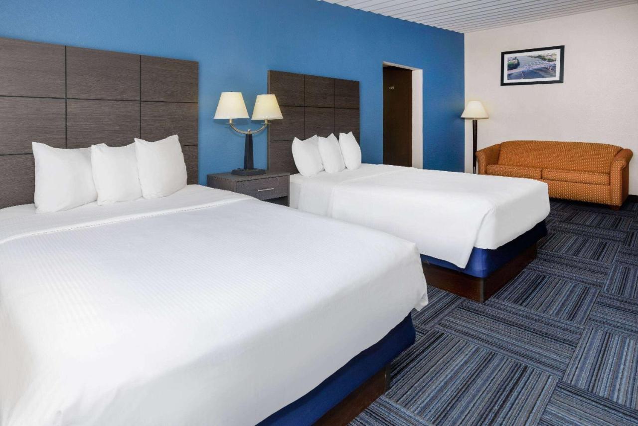 Baymont By Wyndham Appleton Hotel Bagian luar foto