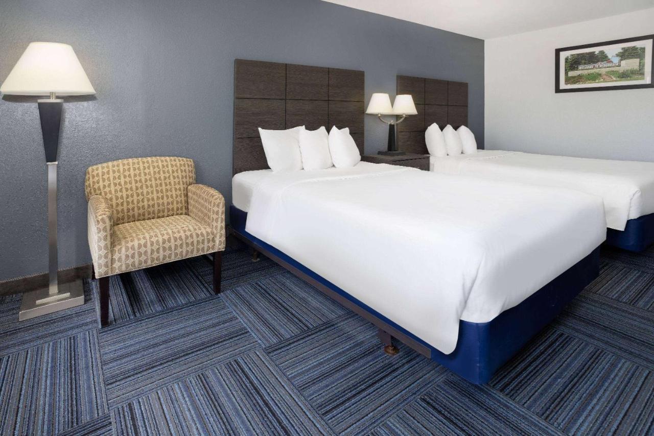 Baymont By Wyndham Appleton Hotel Bagian luar foto