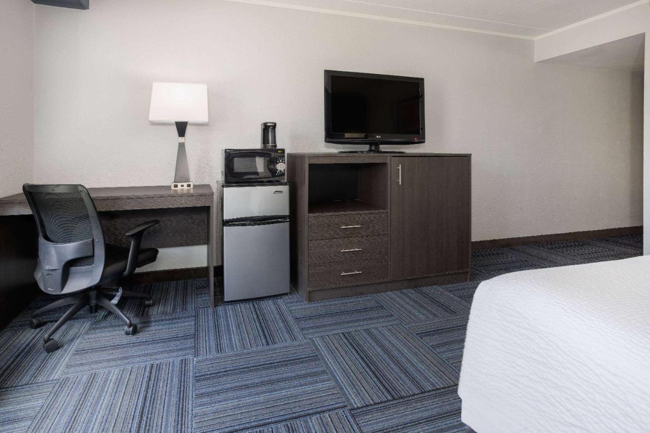 Baymont By Wyndham Appleton Hotel Bagian luar foto