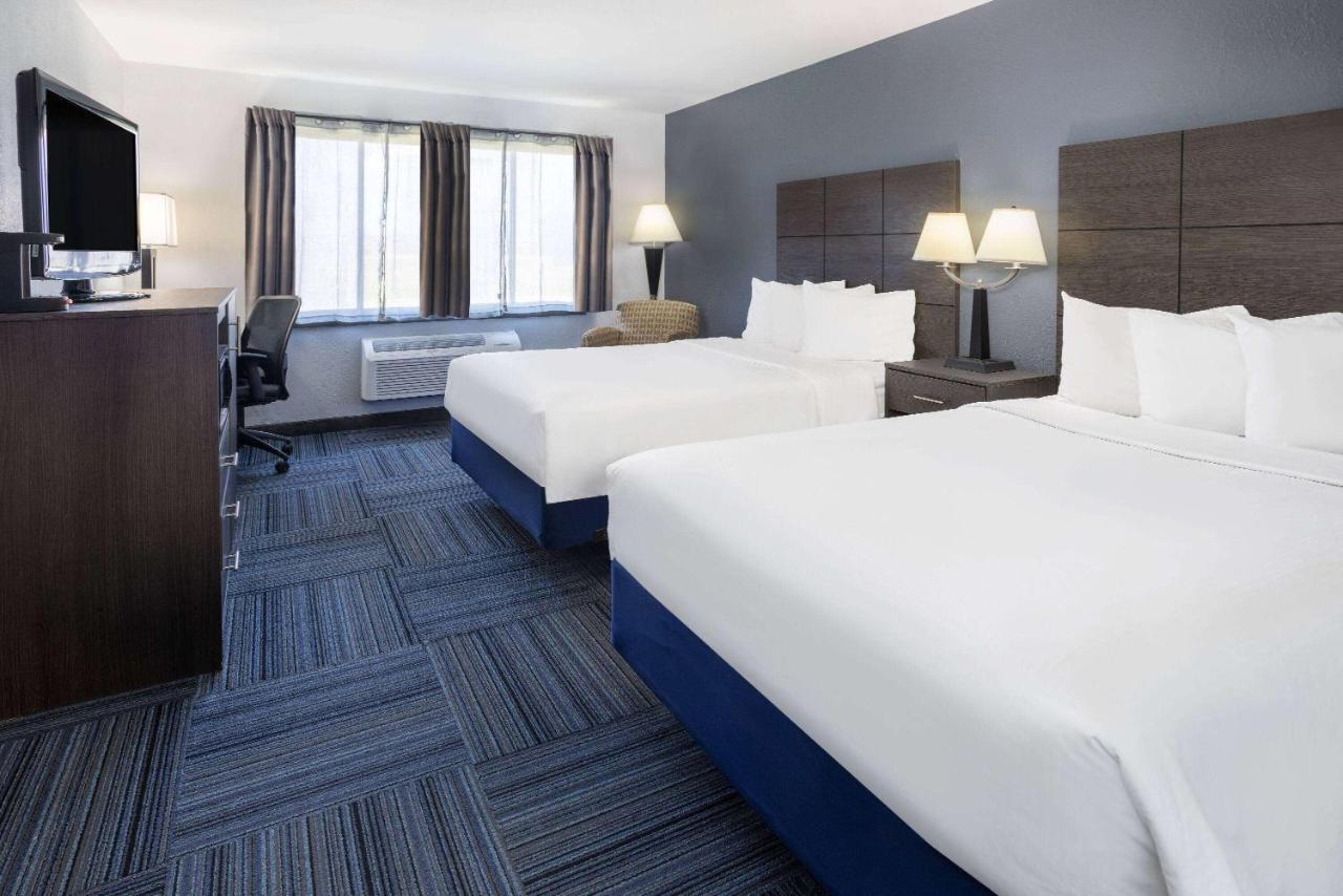 Baymont By Wyndham Appleton Hotel Bagian luar foto