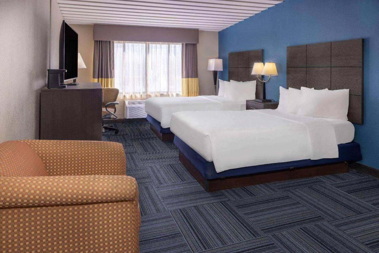 Baymont By Wyndham Appleton Hotel Bagian luar foto