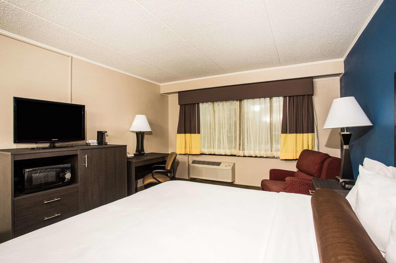 Baymont By Wyndham Appleton Hotel Bagian luar foto